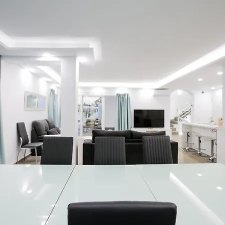 Elite: Your Private Haven Of Prestige Holiday home *